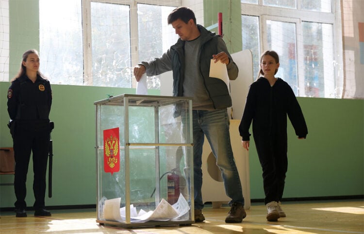 Ρώσος πολίτης ψηφίζει σε εκλογικό τμήμα στο Ποντόλσκ, έξω από τη Μόσχα, κατά τη δεύτερη ημέρα των εκλογών για την Κρατική Δούμα (φωτ.: EPA / Maxim Shipenkov)