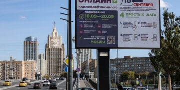 Διαφημιστική οθόνη μπροστά από το υπουργείο Εξωτερικών της Ρωσίας στη Μόσχα ανακοινώνει τις επερχόμενες βουλευτικές εκλογές, 17 Σεπτεμβρίου 2026 (φωτ.: EPA / Maxim Shipenkov)