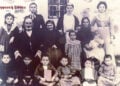 Ο δάσκαλος Σπύρος Μαντίδης με τη μητέρα του, τη σύζυγό του Χριστίνα, τα παιδιά και τα εγγόνια του (πηγή: Facebook / Χρήστος Αηδονίδης – «Ψηφιακή Σάντα»)