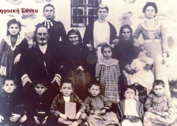 Ο δάσκαλος Σπύρος Μαντίδης με τη μητέρα του, τη σύζυγό του Χριστίνα, τα παιδιά και τα εγγόνια του (πηγή: Facebook / Χρήστος Αηδονίδης – «Ψηφιακή Σάντα»)