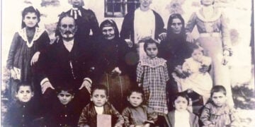 Ο δάσκαλος Σπύρος Μαντίδης με τη μητέρα του, τη σύζυγό του Χριστίνα, τα παιδιά και τα εγγόνια του (πηγή: Facebook / Χρήστος Αηδονίδης – «Ψηφιακή Σάντα»)