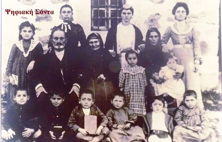 Ο δάσκαλος Σπύρος Μαντίδης με τη μητέρα του, τη σύζυγό του Χριστίνα, τα παιδιά και τα εγγόνια του (πηγή: Facebook / Χρήστος Αηδονίδης – «Ψηφιακή Σάντα»)