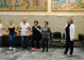 H Σοφία Σαββουλίδου κατά τη διάρκεια μαθήματος σε μέλη της Ένωσης Ποντίων Δροσιάς (φωτ.: Facebook / Ένωση Ποντίων Δροσιάς)