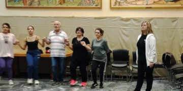 H Σοφία Σαββουλίδου κατά τη διάρκεια μαθήματος σε μέλη της Ένωσης Ποντίων Δροσιάς (φωτ.: Facebook / Ένωση Ποντίων Δροσιάς)