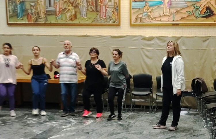 H Σοφία Σαββουλίδου κατά τη διάρκεια μαθήματος σε μέλη της Ένωσης Ποντίων Δροσιάς (φωτ.: Facebook / Ένωση Ποντίων Δροσιάς)