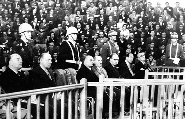 Κατηγορούμενοι ενώπιον του Ανώτατου Δικαστηρίου στη Γιασί Αντά (φωτ.: Devlet Başkanlığı Cumhuriyet Arşivi / Independent Türkçe)