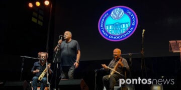 Κώστας Σιαμίδης και Ονούρ Σεντούρκ στη λύρα, Γιώργος Στεφανίδης στο τραγούδι. Στο 20ό Φεστιβάλ Ποντιακών Χορών, Σάββατο 26 Σεπτεμβρίου 2026 (φωτ.: Βασίλης Καρυοφυλλίδης)