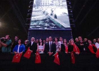 Ιστορικό οπτικό υλικό προβάλλεται κατά τη διάρκεια της επετειακής παράστασης της 9ης Σεπτεμβρίου 2022 (φωτ.: İzmir Büyükşehir Belediyesi)