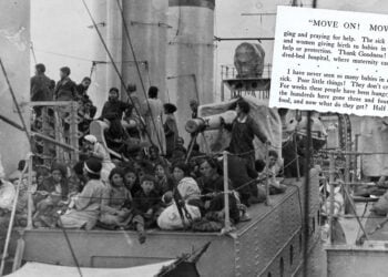 Πρόσφυγες στο κατάστρωμα του USS Edsall, στα ανοιχτά της Σμύρνης, τον Σεπτέμβριο του 1922. Στη σύνθεση, απόσπασμα της επιστολής της Μέιμπελ Έλιοτ, όπως δημοσιεύεται στο «Certain Samaritans», σ. 175 (φωτ.: Naval History and Heritage Command / NH 85298 · σελίδα: State Library of Pennsylvania / Internet Archive)