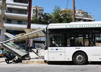 Το λεωφορείο που έπεσε σε στάση, στη Νεάπολη Θεσσαλονίκης. Τετάρτη 9 Σεπτεμβρίου 2026 (φωτ.: EUROKINISSI / Ραφαήλ Γεωργιάδης)