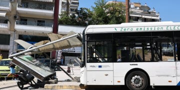 Το λεωφορείο που έπεσε σε στάση, στη Νεάπολη Θεσσαλονίκης. Τετάρτη 9 Σεπτεμβρίου 2026 (φωτ.: EUROKINISSI / Ραφαήλ Γεωργιάδης)