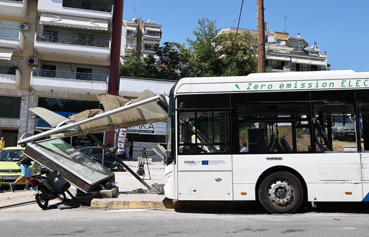 Το λεωφορείο που έπεσε σε στάση, στη Νεάπολη Θεσσαλονίκης. Τετάρτη 9 Σεπτεμβρίου 2026 (φωτ.: EUROKINISSI / Ραφαήλ Γεωργιάδης)