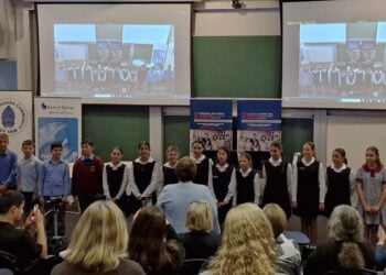 Μαθητές και μαθήτριες του Sans Souci Public School έδωσαν τον τόνο της έναρξης του 12ου Διεθνούς Θερινού Πανεπιστημίου στο Σίδνεϊ, με μια ξεχωριστή παρουσίαση αφιερωμένη στην ελληνική γλώσσα, την παράδοση και τη νέα γενιά (φωτ.:  Facebook / Διεθνές Θερινό Πανεπιστήμιο)