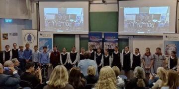 Μαθητές και μαθήτριες του Sans Souci Public School έδωσαν τον τόνο της έναρξης του 12ου Διεθνούς Θερινού Πανεπιστημίου στο Σίδνεϊ, με μια ξεχωριστή παρουσίαση αφιερωμένη στην ελληνική γλώσσα, την παράδοση και τη νέα γενιά (φωτ.: Facebook / Διεθνές Θερινό Πανεπιστήμιο)