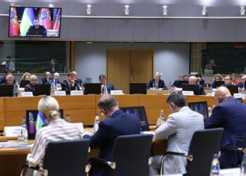 Στιγμιότυπο από το Συμβούλιο Υπουργών Άμυνας της ΕΕ στις Βρυξέλλες, κατά τη συμμετοχή του υπουργού Άμυνας της Ουκρανίας μέσω τηλεδιάσκεψης. Δευτέρα 28 Σεπτεμβρίου 2026 (φωτ.: European Union)