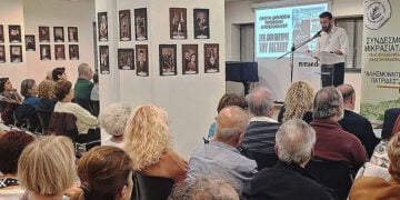 Στιγμιότυπο από την εκδήλωση. Στο βήμα ο Χρήστος Τριανταφύλλου. Τετάρτη 23 Σεπτεμβρίου 2026 (φωτ.: Facebook / Σύνδεσμος Μικρασιατών Ν. Φιλαδέλφειας - Ν. Χαλκηδόνας)