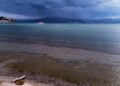 Φωτογραφικό στιγμιότυπο από drone, εικονίζει έντονη συννεφιά στην παραλία του Ναυπλίου. Δευτέρα 14 Σεπτεμβρίου 2026 (φωτ.: ΑΠΕ-ΜΠΕ / Ευάγγελος Μπουγιώτης)