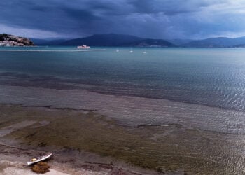 Φωτογραφικό στιγμιότυπο από drone, εικονίζει έντονη συννεφιά στην παραλία του Ναυπλίου. Δευτέρα 14 Σεπτεμβρίου 2026 (φωτ.: ΑΠΕ-ΜΠΕ / Ευάγγελος Μπουγιώτης)