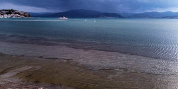 Φωτογραφικό στιγμιότυπο από drone, εικονίζει έντονη συννεφιά στην παραλία του Ναυπλίου. Δευτέρα 14 Σεπτεμβρίου 2026 (φωτ.: ΑΠΕ-ΜΠΕ / Ευάγγελος Μπουγιώτης)