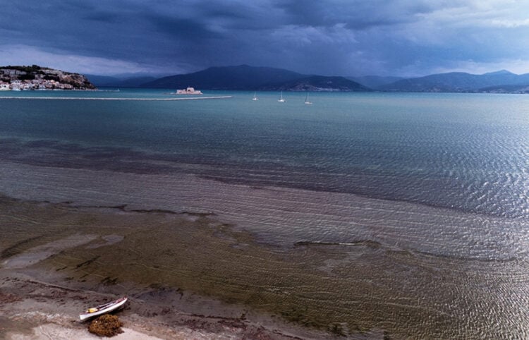 Φωτογραφικό στιγμιότυπο από drone, εικονίζει έντονη συννεφιά στην παραλία του Ναυπλίου. Δευτέρα 14 Σεπτεμβρίου 2026 (φωτ.: ΑΠΕ-ΜΠΕ / Ευάγγελος Μπουγιώτης)
