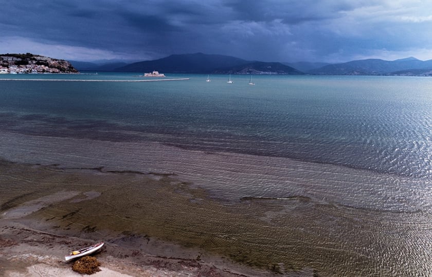Φωτογραφικό στιγμιότυπο από drone, εικονίζει έντονη συννεφιά στην παραλία του Ναυπλίου. Δευτέρα 14 Σεπτεμβρίου 2026 (φωτ.: ΑΠΕ-ΜΠΕ / Ευάγγελος Μπουγιώτης)