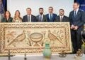 Αμερικανοί αξιωματούχοι ανακοίνωσαν την επιστροφή 36 λεηλατημένων αρχαιοτήτων στη Συρία, μεταξύ των οποίων ένα λίθινο ταφικό γλυπτό που διακινήθηκε παράνομα κατά την περίοδο της καταστροφής της αρχαίας Παλμύρας από το ISIS (φωτ.: english.alarabiya.net)
