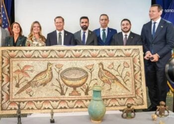 Αμερικανοί αξιωματούχοι ανακοίνωσαν την επιστροφή 36 λεηλατημένων αρχαιοτήτων στη Συρία, μεταξύ των οποίων ένα λίθινο ταφικό γλυπτό που διακινήθηκε παράνομα κατά την περίοδο της καταστροφής της αρχαίας Παλμύρας από το ISIS (φωτ.: english.alarabiya.net)