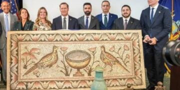 Αμερικανοί αξιωματούχοι ανακοίνωσαν την επιστροφή 36 λεηλατημένων αρχαιοτήτων στη Συρία, μεταξύ των οποίων ένα λίθινο ταφικό γλυπτό που διακινήθηκε παράνομα κατά την περίοδο της καταστροφής της αρχαίας Παλμύρας από το ISIS (φωτ.: english.alarabiya.net)