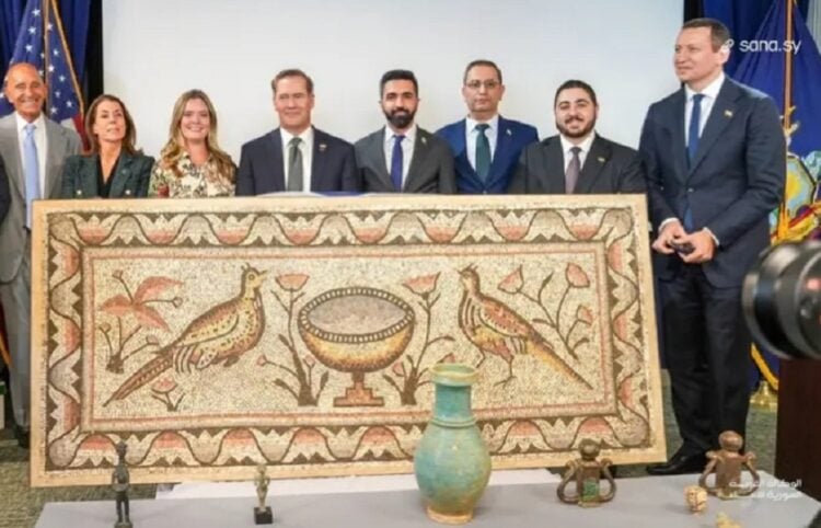Αμερικανοί αξιωματούχοι ανακοίνωσαν την επιστροφή 36 λεηλατημένων αρχαιοτήτων στη Συρία, μεταξύ των οποίων ένα λίθινο ταφικό γλυπτό που διακινήθηκε παράνομα κατά την περίοδο της καταστροφής της αρχαίας Παλμύρας από το ISIS (φωτ.: english.alarabiya.net)