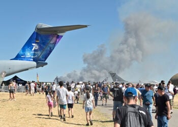 Φωτιά από την πτώση του Phantom F4 στην Τανάγρα (φωτ.: EUROKINISSI / Μιχάλης Παπανικολάου)