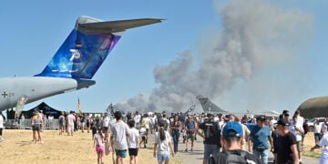 Φωτιά από την πτώση του Phantom F4 στην Τανάγρα (Φωτ.: EUROKINISSI / Μιχάλης Παπανικολάου)