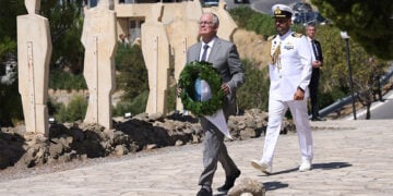 Ο Κωνσταντίνος Τασούλας καταθέτει στεφάνι για τα θύματα σε Βιάννο και Ιεράπετρα, 83 χρόνια μετά το ολοκαύτωμα και την καταστροφή των χωριών. Κυριακή 13 Σεπτεμβρίου 2026 (φωτ.: EUROKNISSI / Στέφανος Ραπάνης)