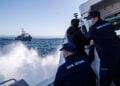 Μέλη της ελληνικής και της τουρκικής Ακτοφυλακής στο Αιγαίο, στα ανοιχτά της Λέσβου (φωτ.: EPA / Erdam Sahin)