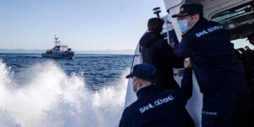 Μέλη της ελληνικής και της τουρκικής Ακτοφυλακής στο Αιγαίο, στα ανοιχτά της Λέσβου (φωτ.: EPA / Erdam Sahin)