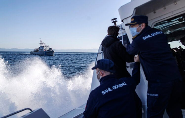 Μέλη της ελληνικής και της τουρκικής Ακτοφυλακής στο Αιγαίο, στα ανοιχτά της Λέσβου (φωτ.: EPA / Erdam Sahin)