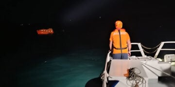 Σκάφος των τουρκικών υπηρεσιών ερευνά τη θαλάσσια περιοχή ανοιχτά της Σηλυβρίας, όπου εντοπίστηκε άδεια σωστική λέμβος του Tuğberk İmamoğlu (φωτ.: X / Denizcilik Genel Müdürlüğü)