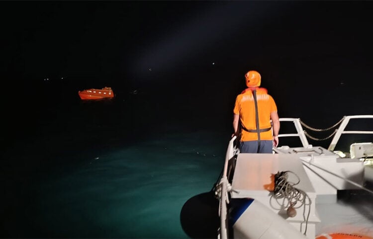 Σκάφος των τουρκικών υπηρεσιών ερευνά τη θαλάσσια περιοχή ανοιχτά της Σηλυβρίας, όπου εντοπίστηκε άδεια σωστική λέμβος του Tuğberk İmamoğlu (φωτ.: X / Denizcilik Genel Müdürlüğü)