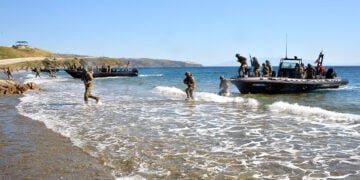 Πεζοναύτες πραγματοποιούν αμφίβια απόβαση κατά την άσκηση «Efes-2026», στις 3 Μαΐου 2026 (φωτ.: Χ / @tcsavunma)