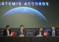 Ο Μεχμέτ Φατίχ Κατσίρ υπογράφει τις Συμφωνίες Άρτεμις στα κεντρικά γραφεία της NASA στην Ουάσινγκτον, παρουσία Αμερικανών και Τούρκων αξιωματούχων (φωτ.: NASA / Bill Ingalls)
