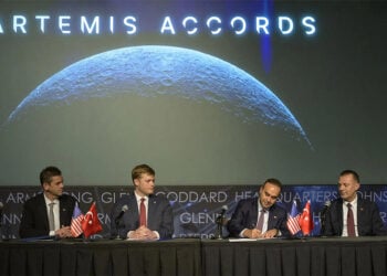 Ο Μεχμέτ Φατίχ Κατσίρ υπογράφει τις Συμφωνίες Άρτεμις στα κεντρικά γραφεία της NASA στην Ουάσινγκτον, παρουσία Αμερικανών και Τούρκων αξιωματούχων (φωτ.: NASA / Bill Ingalls)