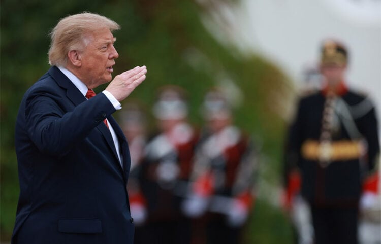 Ο Ντόναλντ Τραμπ χαιρετά στρατιωτικά. Δουβλίνο, 12 Σεπτεμβρίου 2026 (φωτ.: EPA / Neil Hall)
