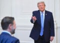 Ο πρόεδρος των ΗΠΑ Ντόναλντ Τραμπ δείχνει προς τον αντιπρόεδρο Τζέι Ντι Βανς, μετά το διάγγελμά του από την Ανατολική Αίθουσα του Λευκού Οίκου, στην Ουάσινγκτον, στις 16 Ιουλίου 2026 (φωτ.: EPA / Saul Loeb / Pool)