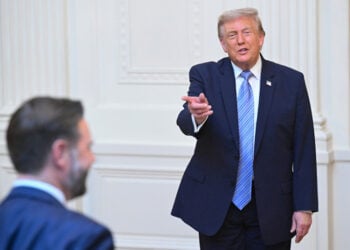 Ο πρόεδρος των ΗΠΑ Ντόναλντ Τραμπ δείχνει προς τον αντιπρόεδρο Τζέι Ντι Βανς, μετά το διάγγελμά του από την Ανατολική Αίθουσα του Λευκού Οίκου, στην Ουάσινγκτον, στις 16 Ιουλίου 2026 (φωτ.: EPA / Saul Loeb / Pool)