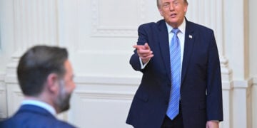 Ο πρόεδρος των ΗΠΑ Ντόναλντ Τραμπ δείχνει προς τον αντιπρόεδρο Τζέι Ντι Βανς, μετά το διάγγελμά του από την Ανατολική Αίθουσα του Λευκού Οίκου, στην Ουάσινγκτον, στις 16 Ιουλίου 2026 (φωτ.: EPA / Saul Loeb / Pool)