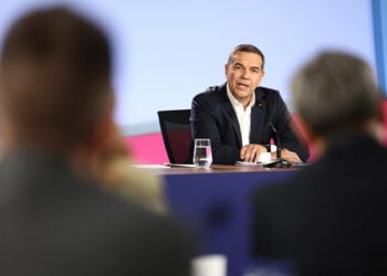 Ο πρόεδρος της ΕΛΑΣ Αλέξης Τσίπρας κατά τη διάρκεια συνέντευξης Τύπου στο πλαίσιο της 90ής ΔΕΘ, στο Συνεδριακό Κέντρο «Ιωάννης Βελλίδης». Τετάρτη 9 Σεπτεμβρίου 2026 (φωτ.: ΑΠΕ-ΜΠΕ / Αχιλλέας Χήρας)