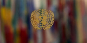 Το έμβλημα των Ηνωμένων Εθνών έξω από την αίθουσα της Γενικής Συνέλευσης, στη Νέα Υόρκη (φωτ.: EPA / Sarah Yenesel)