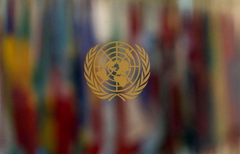 Το έμβλημα των Ηνωμένων Εθνών έξω από την αίθουσα της Γενικής Συνέλευσης, στη Νέα Υόρκη (φωτ.: EPA / Sarah Yenesel)