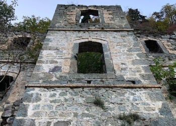 Οι τοίχοι της Μονής Βαζελώνα που στέκουν ακόμα (φωτ.: Anadolu)