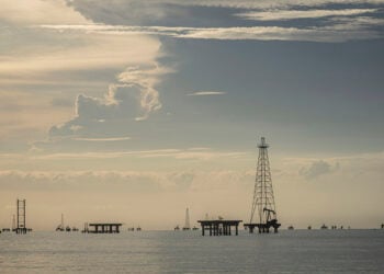 Υπεράκτιες εξέδρες άντλησης πετρελαίου στο Καμπίμας της Βενεζουέλας (φωτ.: EPA / Henry Chirinos)