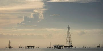 Υπεράκτιες εξέδρες άντλησης πετρελαίου στο Καμπίμας της Βενεζουέλας (φωτ.: EPA / Henry Chirinos)